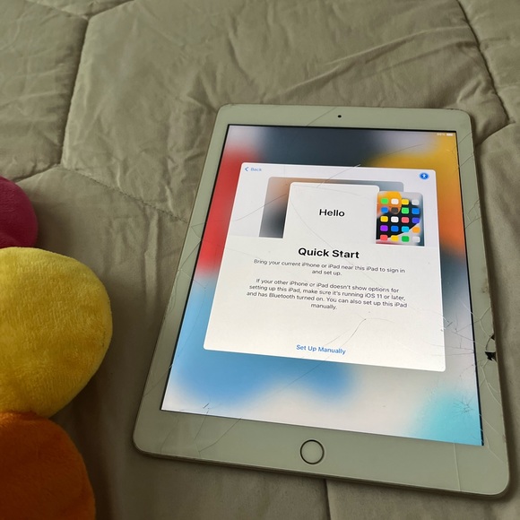 iPad 5th Gen - Picture 2 of 5